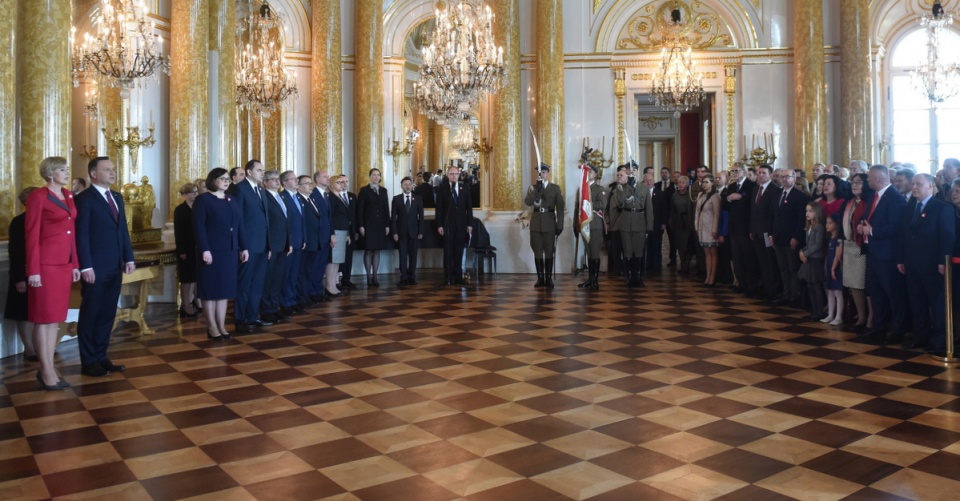 Prezydent Andrzej Duda z żoną Agatą Kornhauser-Dudą podczas uroczystości wręczenia odznaczeń Orderu Orła Białego na Zamku Królewskim w Warszawie. Fot. PAP/Radek Pietruszka