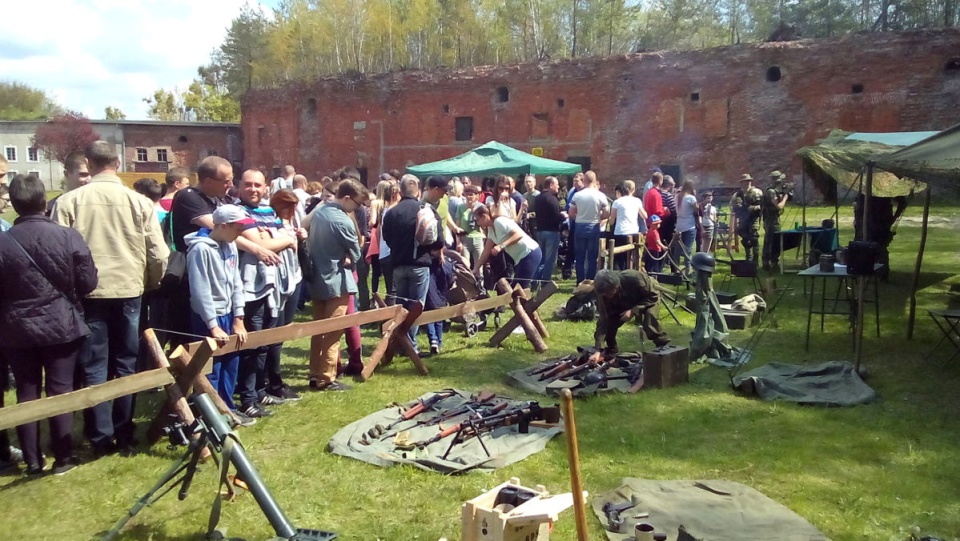 Co roku od wielu lat, 3 maja miłośnicy historii oraz militariów mogli zwiedzać Grudziądzką Cytadelę. Fot. Marcin Doliński