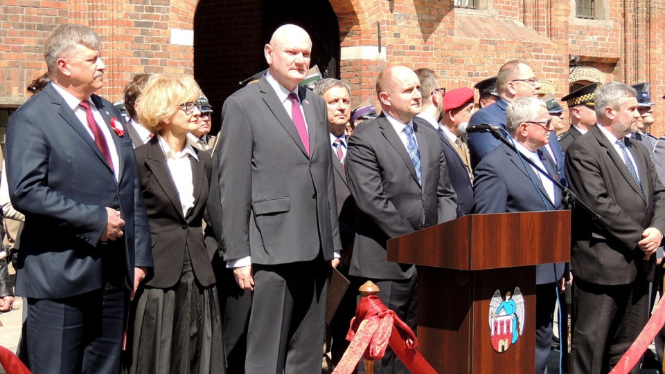 W trakcie toruńskich obchodów Święta Konstytucji 3 Maja przemawiali m.im. wicewojewoda kujawsko-pomorski Józef Ramlau, marszałek Piotr Całbecki oraz prezydent Torunia, Michał Zaleski. Fot. Michał Zaręba