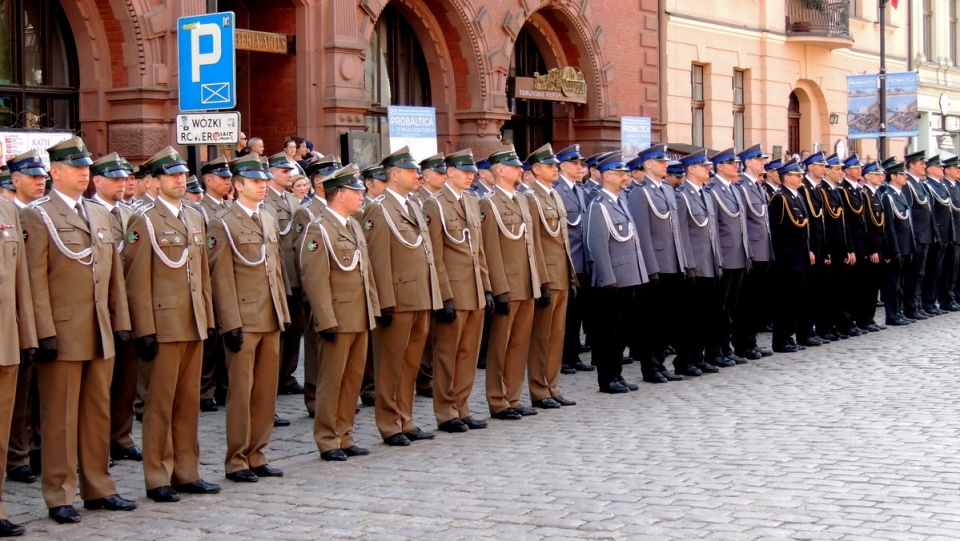 W uroczystościach uczestniczyli mieszkańcy Torunia, parlamentarzyści i służby mundurowe. Fot. Michał Zaręba