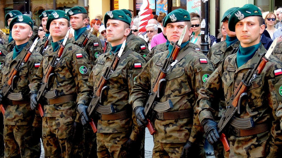 W uroczystościach uczestniczyli mieszkańcy Torunia, parlamentarzyści i służby mundurowe. Fot. Michał Zaręba