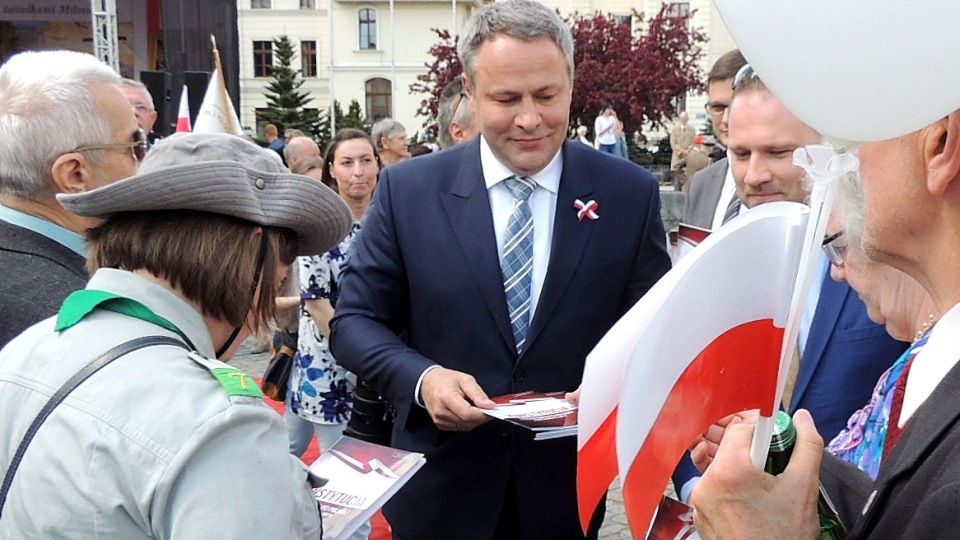 Prezydent Bydgoszczy, Rafał Bruski rozdawał bydgoszczanom Konstytucję przypominając, że jej zapisów należy przestrzegać. Fot. Tatiana Adonis