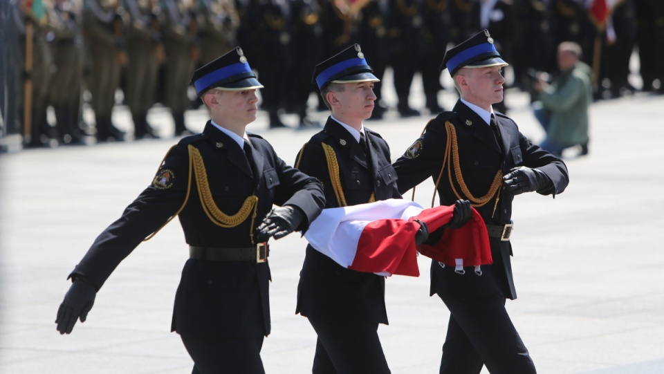 Uroczystości Centralnych Obchodów Dnia Strażaka na placu Piłsudskiego w Warszawie, 4 bm. W trakcie obchodów 201 strażaków - absolwentów Szkoły Głównej Służby Pożarniczej - odebrało awanse na pierwszy stopień oficerski. Fot. PAP/Leszek Szymański