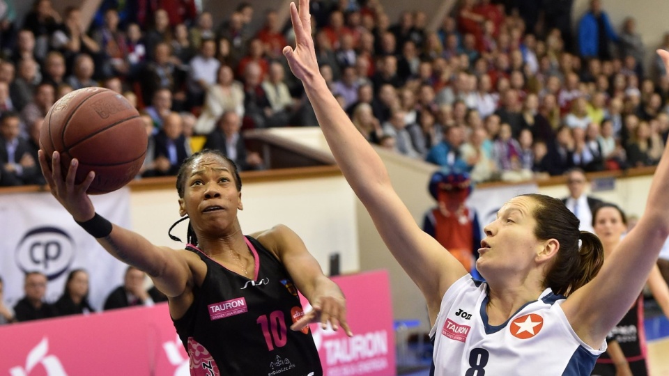 Zawodniczka Wisły Can-Pack Kraków Justyna Żurowska-Cegielska (P) i Maurita Reid (L) z Artego Bydgoszcz, podczas trzeciego meczu finałowego Ekstraklasy koszykarek. Fot. PAP/Jacek Bednarczyk