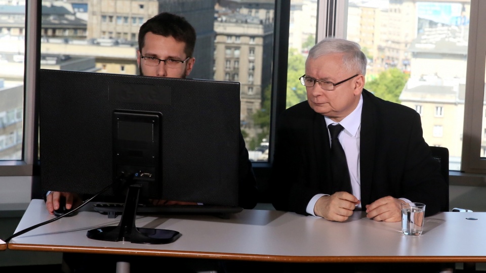 Prezes PiS Jarosław Kaczyński podczas internetowego czatu z użytkownikami Facebooka w Warszawie. Fot. PAP/Tomasz Gzell