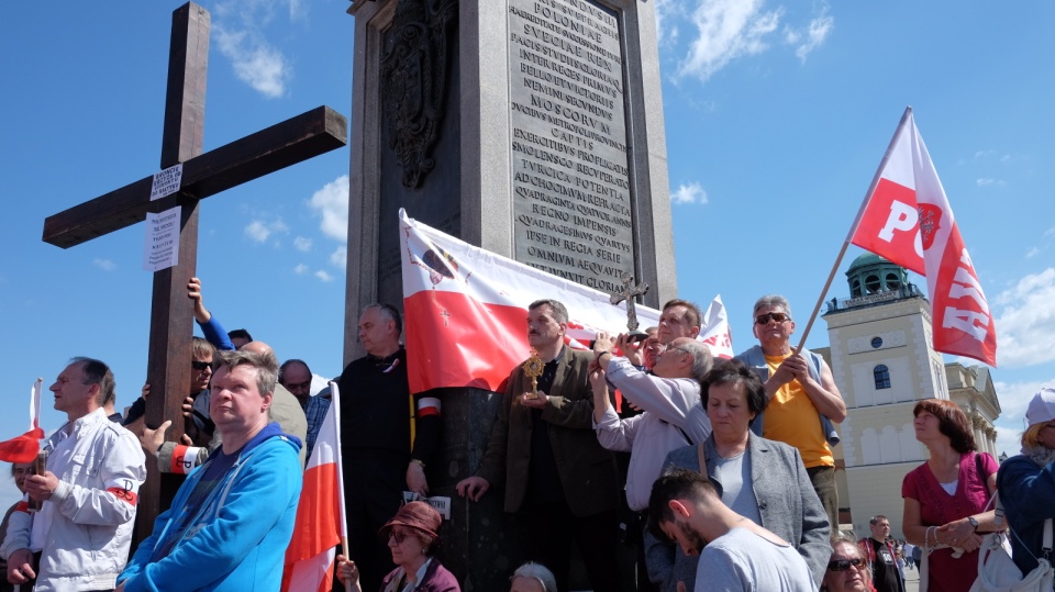 Uczestnicy manifestacji „Odwagi Polsko”, będącej odpowiedzią środowisk patriotycznych i narodowych na manifestację opozycji i KOD odbywającą się tego samego dnia. Fot. PAP/Marcin Obara