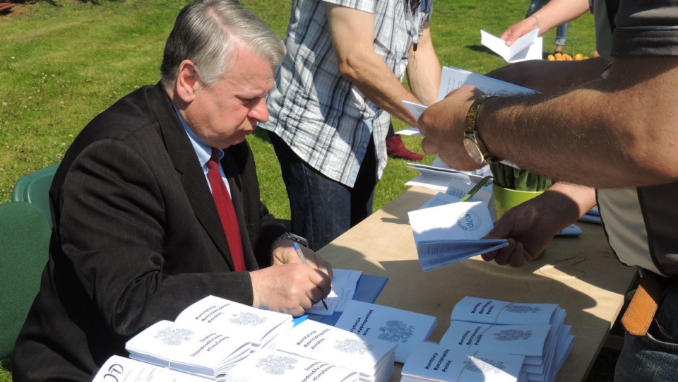 Wicemarszałek Senatu, Bogdan Borusewicz podpisuje egzemplarze Konstytucji RP. Fot.Damian Klich