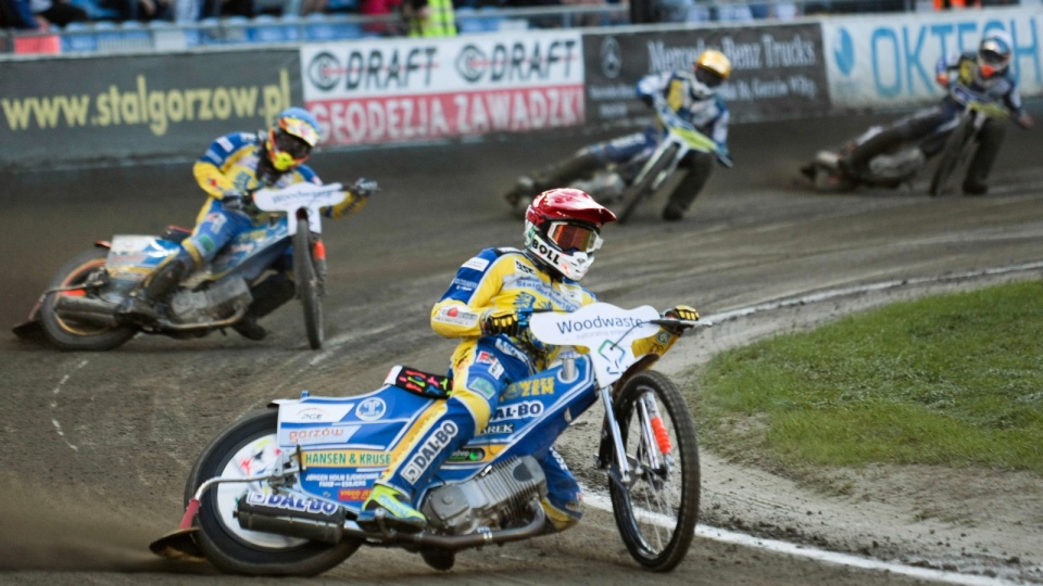 Niels Kristian Iversen (kask czerwony) i Michael Jepsen Jensen (niebieski) ze Stali Gorzów oraz Kacper Gomólski (biały) i Martin Vaculik (żółty) z Get Well Toruń. Fot. PAP/Lech Muszyński