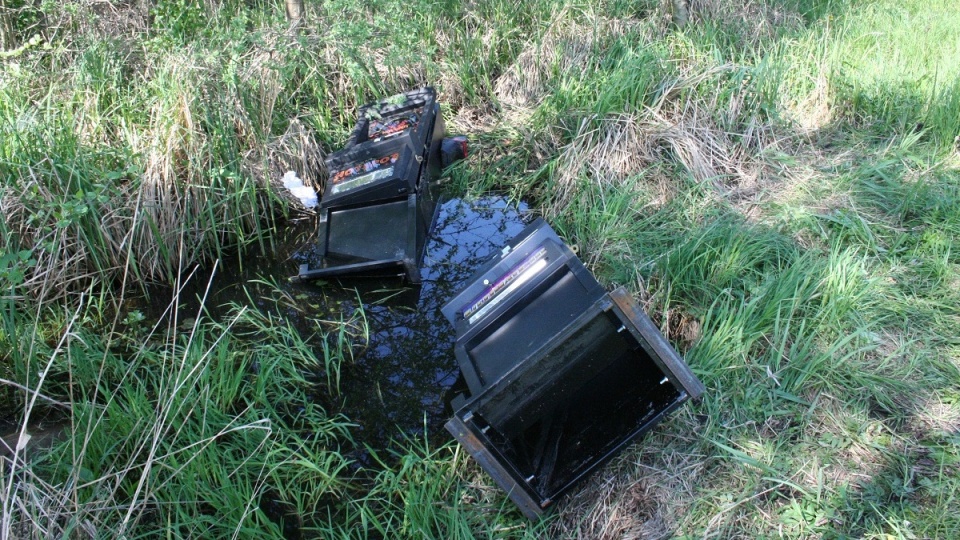 Policja odnalazła porzucone przez złodziei automaty do gry. Fot. Policja