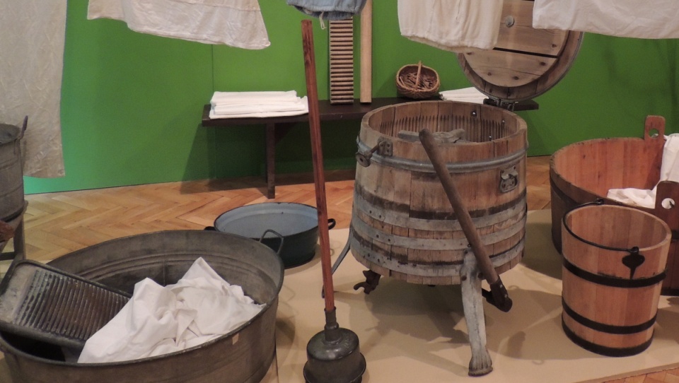 Drewniane pralki na korbkę, kijanki do prania w strumieniu i korzeń mydlnicy - to wszystko do obejrzenia we włocławskim Muzeum Etnograficznym (Popołudnie z nami)