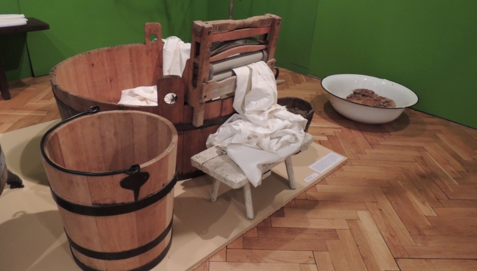 Drewniane pralki na korbkę, kijanki do prania w strumieniu i korzeń mydlnicy - to wszystko do obejrzenia we włocławskim Muzeum Etnograficznym (Popołudnie z nami)