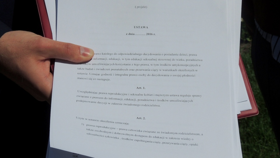 Członkowie komitetu "Ratujmy Kobiety" zbierają podpisy pod obywatelskim projektem ustawy o prawach kobiet i świadomym rodzicielstwie. Fot. Damian Klich