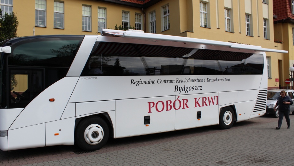 Specjalny "krwiobus" zaparkował przed Urzędem Miasta, a krew mogli oddawać wszyscy, nie tylko zmotoryzowani. Fot. Marcin Doliński