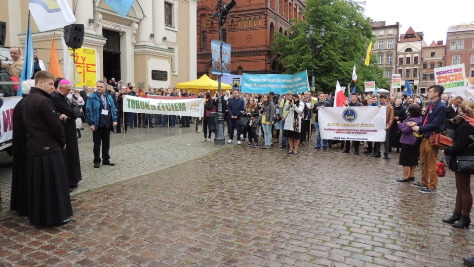 "Każde życie jest bezcenne" - pod takim hasłem przeszedł dziś przez toruńską Starówkę VI Marsz dla Życia i Rodziny. Fot. Monika Kaczyńska