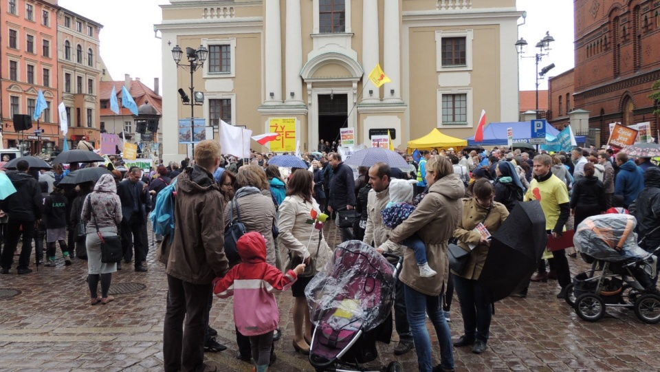 "Każde życie jest bezcenne" - pod takim hasłem przeszedł dziś przez toruńską Starówkę VI Marsz dla Życia i Rodziny. Fot. Monika Kaczyńska