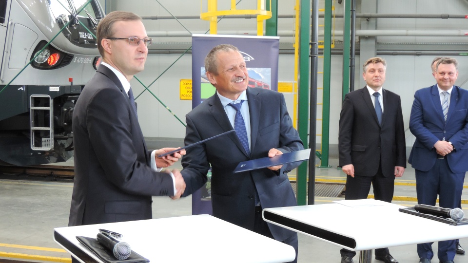 Od lewej: Paweł Borys - prezes PFR i Tomasz Zaboklicki - prezes PESY. Fot. Lech Przybyliński