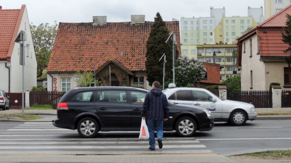 Przejście na ul. Jeśmanowicza w Toruniu jest niebezpieczne, nie ma sygnalizacji świetlnej, w marcu zginął na nim 87-letni pieszy. Fot. Michał Zaręba