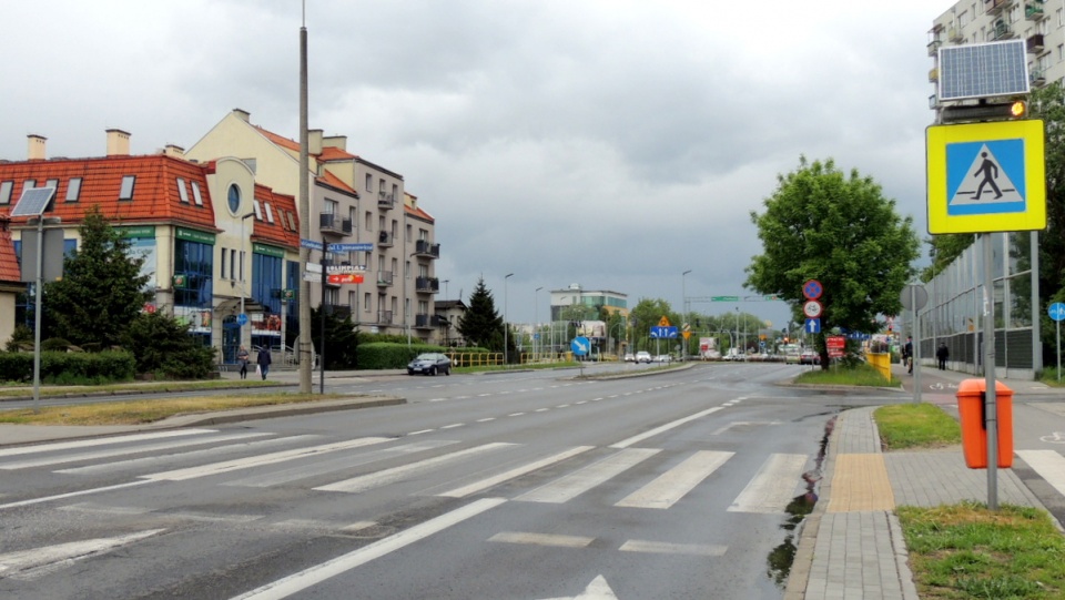 Przejście na ul. Jeśmanowicza w Toruniu jest niebezpieczne, nie ma sygnalizacji świetlnej, w marcu zginął na nim 87-letni pieszy. Fot. Michał Zaręba