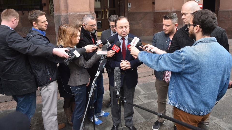 Sekretarz stanu ds. europejskich w MSZ Konrad Szymański (C), podczas konferencji prasowej w Warszawie. KE dała Polsce czas do poniedziałku 23 bm. na podjęcie działań zmierzających do usunięcia zastrzeżeń dotyczących Trybunału Konstytucyjnego wskazując, że jeśli do tego dnia to się nie stanie, przyjęta zostanie opinia dotycząca praworządności w naszym kraju. Fot. PAP/Radek Pietruszka