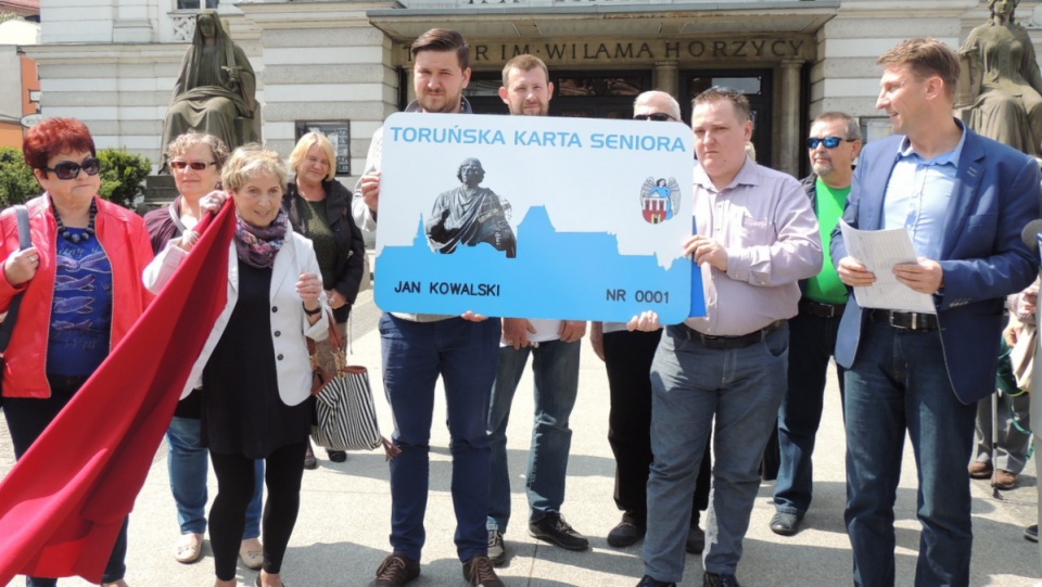 Toruńscy działacze SLD i Stowarzyszenia Weteranow Pracy domagają się ulg dla seniorów. Fot. Monika Kaczyńska
