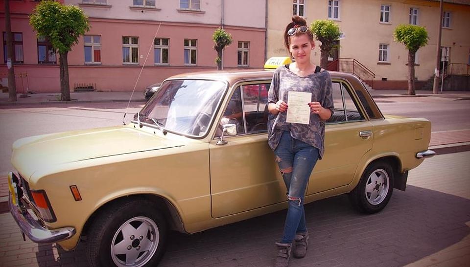 Pierwsza miejska taksówka i pierwsza od 26 lat licencja taxi w Radzyniu Chełmińskim. Fot. Urząd Miejski w Radzyniu Chełmińskim