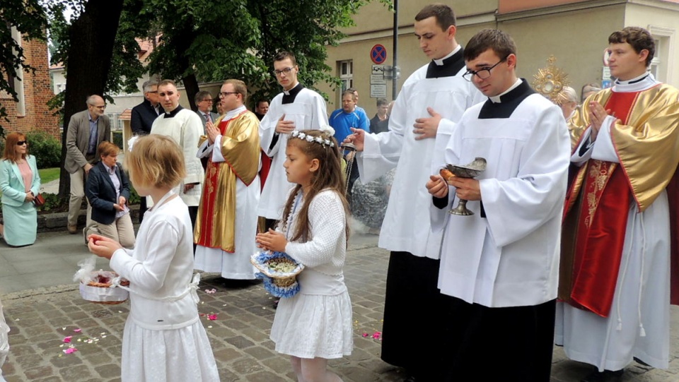 Na ulice wyszli wierni, by publicznie zamanifestować swoją wiarę. Fot. Agata Polcyn