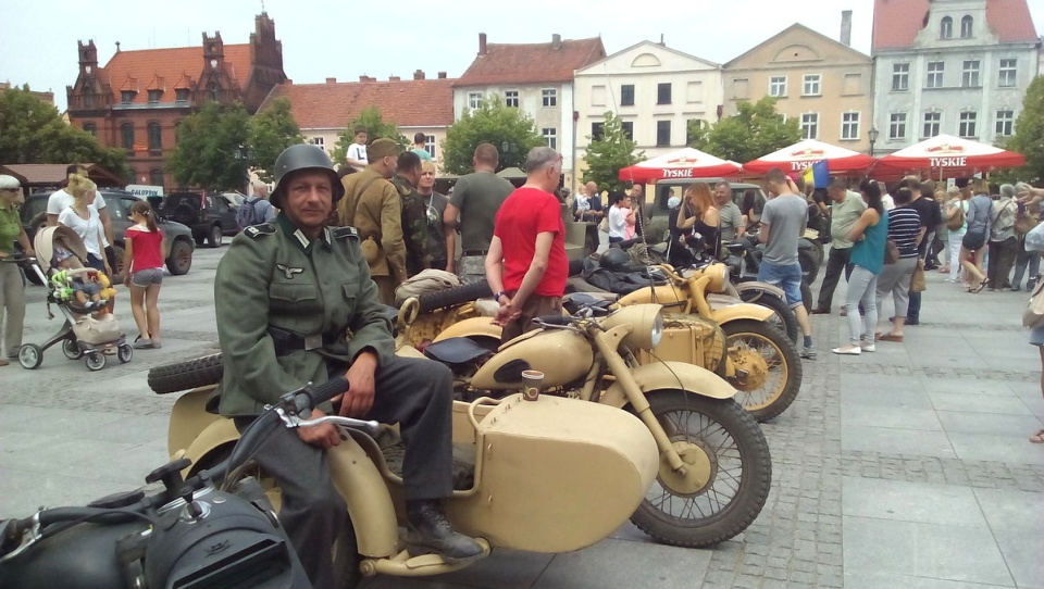 Miłośnicy zabytkowych pojazdów, koni i broni opanowali chełmiński rynek. Fot. Marcin Doliński