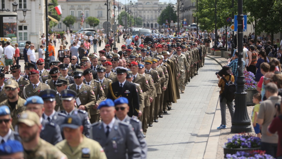 Przemarsz uczestników uroczystości ulicami Warszawy. Fot. PAP/Leszek Szymański