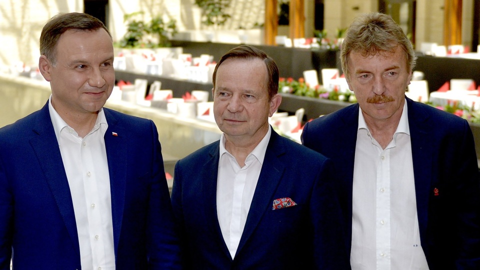 Prezydent RP Andrzej Duda (L), marszałek województwa podkarpackiego Władysława Ortyla (C) i prezes PZPN Zbigniew Boniek podczas wizyty prezydenta w ośrodku wypoczynkowym w Arłamowie. Fot. PAP/Darek Delmanowicz