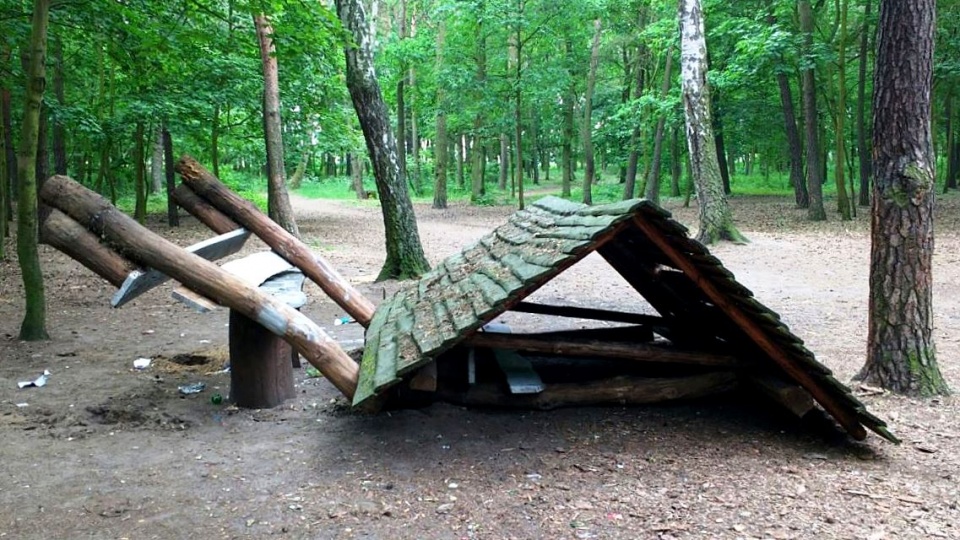 Nieznani sprawcy zniszczyli trzy drewniane wiaty, ławki i tablice informacyjne. Fot. nadesłane