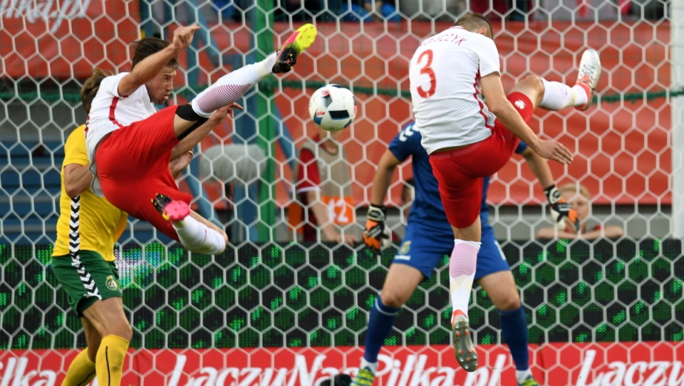 Polacy Grzegorz Krychowiak (L) i Artur Jędrzejczyk (P), podczas meczu towarzyskiego Polska - Litwa, 6 bm. na Stadionie Miejskim w Krakowie. Fot. PAP/Bartłomiej Zborowski