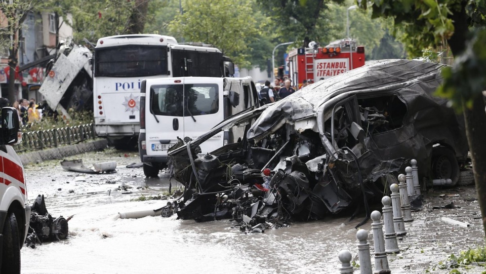 Ofiary śmiertelne to siedmiu policjantów i czterech cywilów, trzy ranne osoby są w stanie krytycznym. Fot. PAP/EPA/SEDAT SUNA