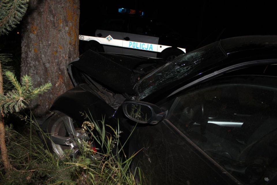 Kierujący Mazdą mężczyzna uderzył pojazdem w drzewo. Fot. KMP w Grudziądzu