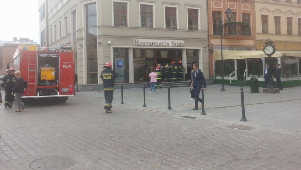 Klienci restauracji przy ul. Mostowej w Bydgoszczy musieli opuścić lokal. Na miejscu pojawiła się straż pożarna. Fot. Agata Polcyn