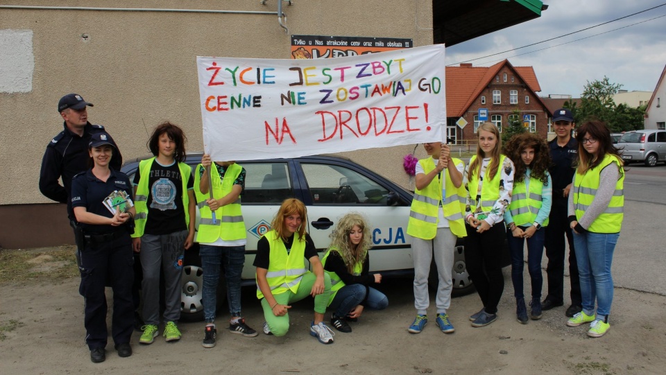Kierowcy, którzy zatrzymywali się na pasach widząc czekających pieszych zostali nagrodzeni. Fot. Marcin Doliński