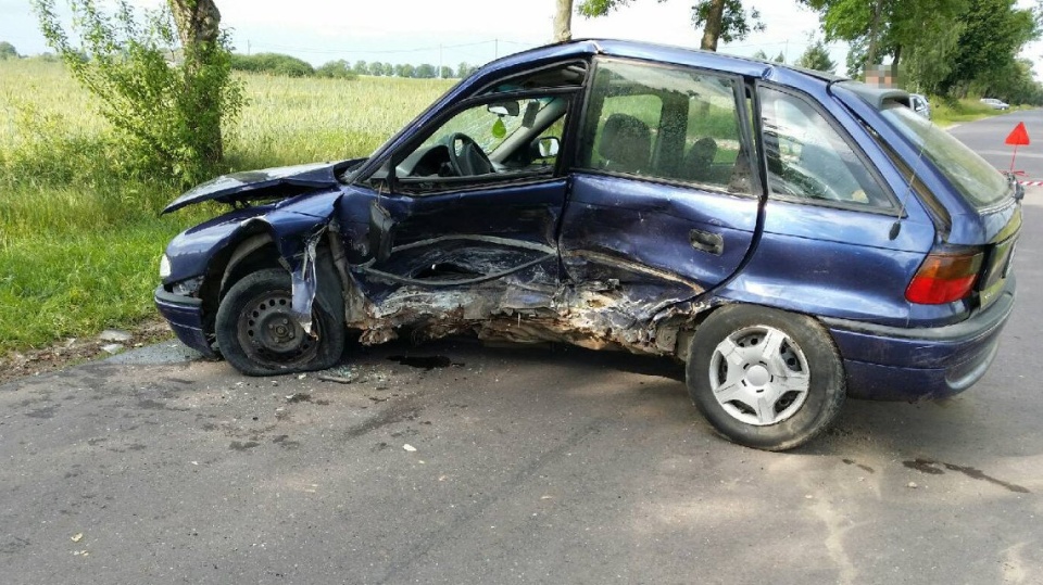 Kierowcy dwóch pojazdów biorących udział w zdarzenie, w ciężkim stanie trafili do szpitali. Fot. Policja