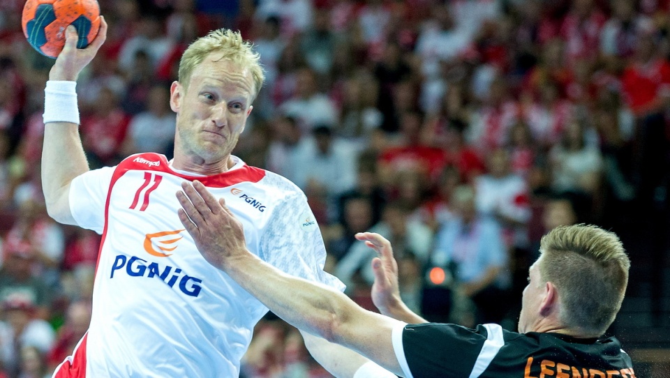 Adam Wiśniewski (L) i Holender Toon Leenders (P) podczas meczu eliminacyjnego do mistrzostw świata piłkarzy ręcznych w Katowicach. Fot. PAP/Andrzej Grygiel