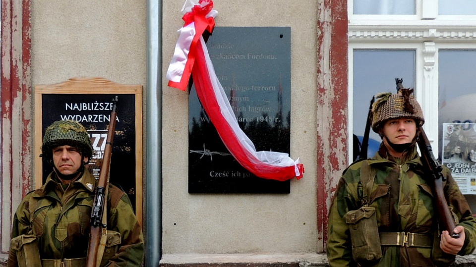 Tablica poświęcona Sybirakom odsłonięta w Starym Fordonie. Fot. Damian Klich