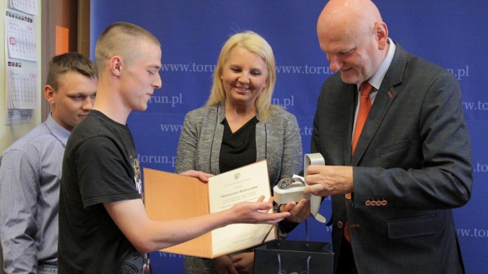 Prezydent Torunia Michał Zaleski wręczył trzem bohaterskim wychowankom OHP listy gratulacyjne i upominki. Fot. Magdalena Kujawa/UM Toruń