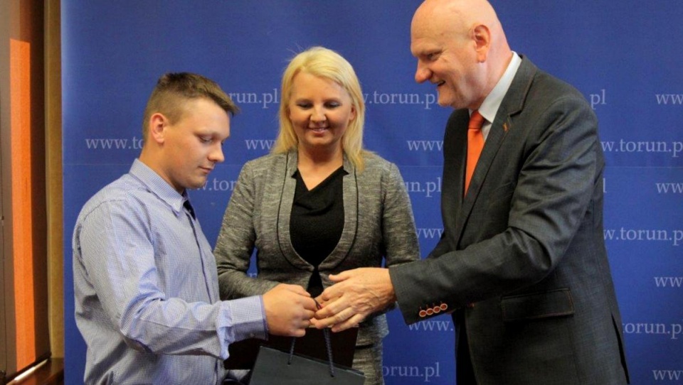 Prezydent Torunia Michał Zaleski wręczył trzem bohaterskim wychowankom OHP listy gratulacyjne i upominki. Fot. Magdalena Kujawa/UM Toruń