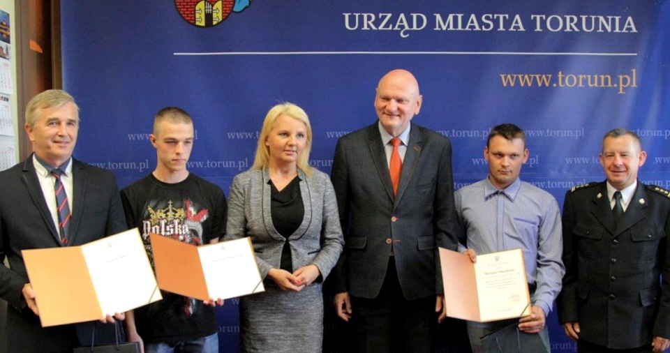 Prezydent Torunia Michał Zaleski wręczył trzem bohaterskim wychowankom OHP listy gratulacyjne i upominki. Fot. Magdalena Kujawa/UM Toruń