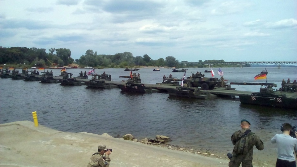 Budowa mostu pontonowego na Wiśle w Chełmnie zajęła żołnierzom 40 minut. Fot. Marcin Doliński