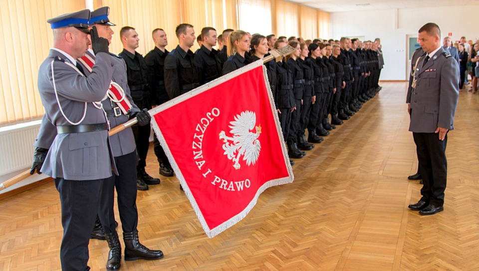 W Komendzie Wojewódzkiej Policji w Bydgoszczy odbyło się dzisiaj uroczyste ślubowanie nowo przyjętych do służby policjantów. Fot. KWP w Bydgoszczy