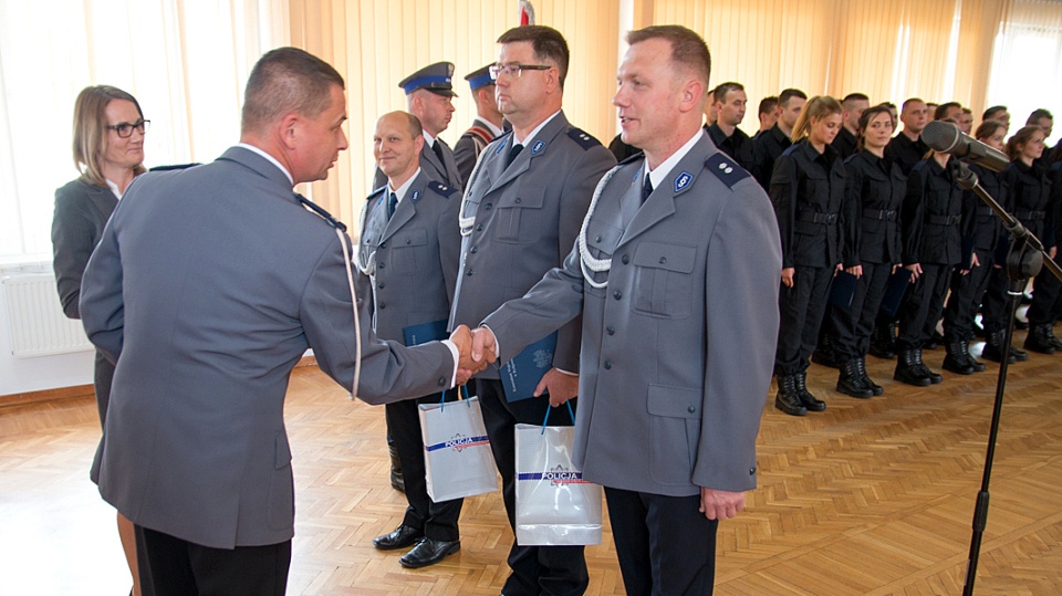 Uroczystość Komendzie Wojewódzkiej Policji w Bydgoszczy była też okazją do wręczenia pamiątkowych albumów 3 policjantom mianowanym na pierwszy stopień w korpusie oficerskim. Fot. KWP w Bydgoszczy