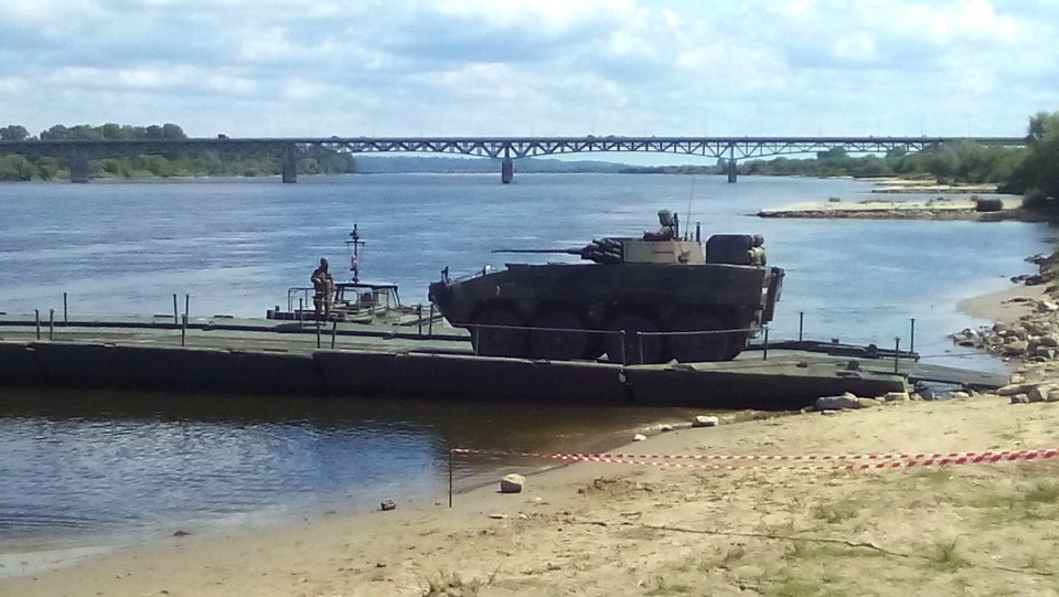 Rosomak wjeżdża na zbudowany przez wojsko most pontonowy koło Chełmna. Fot. Marcin Doliński