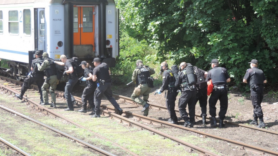 Scenariusz był jasny: terrorysta, samotny wilk, atakuje dwa wagony pociągu. Są ranni. Fot. Lech Przybyliński