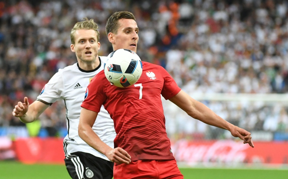 Polak Arkadiusz Milik ( P ) i Andre Schurrle (L) z Niemiec podczas meczu w grupie C piłkarskich mistrzostw UEFA Euro 2016 na Stade de France w podparyskim St. Denis. Fot. PAP/Bartłomiej Zborowski