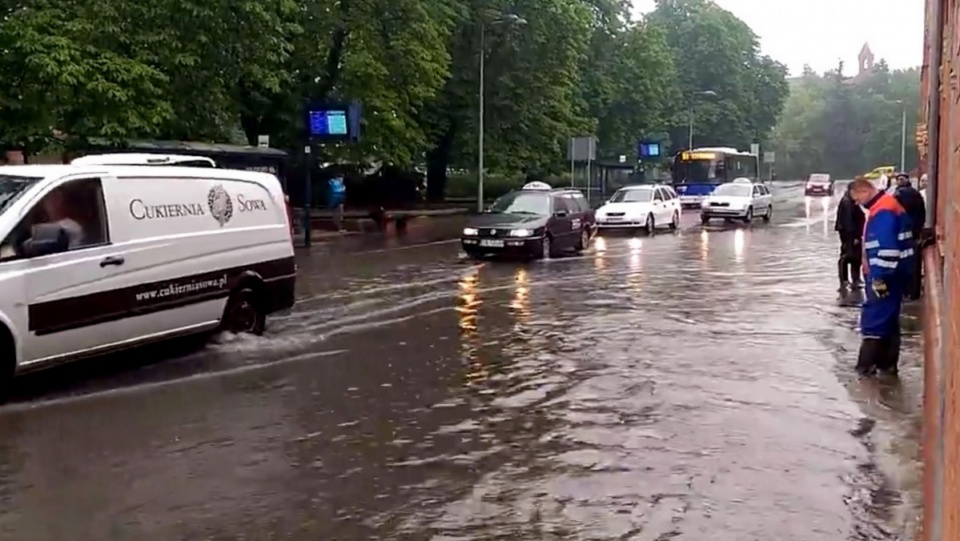 Ulewy całkowicie zalały Plac Kościeleckich w Bydgoszczy. Fot. Pracownia Integracji Międzypokoleniowej KPCK