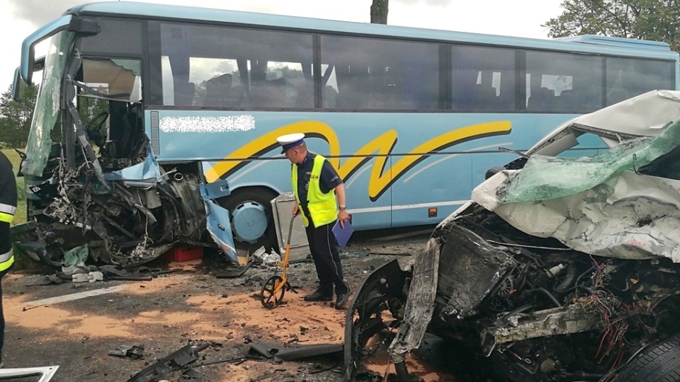 Tragiczne skutki czołowego zderzenia busa z autokarem. Kierowca furgonetki nie żyje. Fot. policja