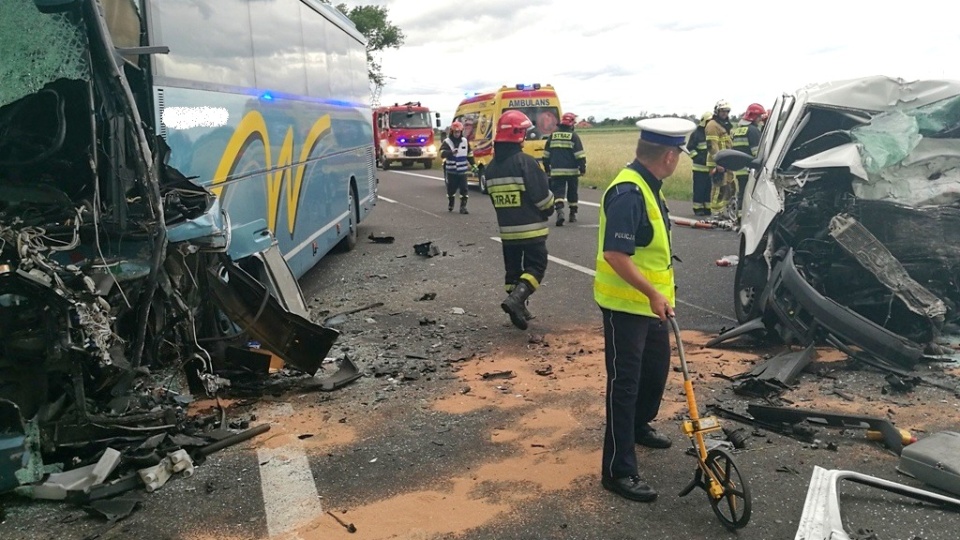 Tragiczne skutki czołowego zderzenia busa z autokarem. Kierowca furgonetki nie żyje. Fot. policja